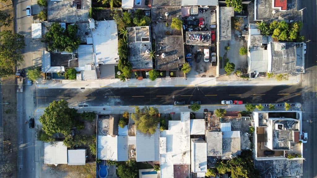 Entrega Mara Lezama repavimentación de calle a vecinos chetumaleños