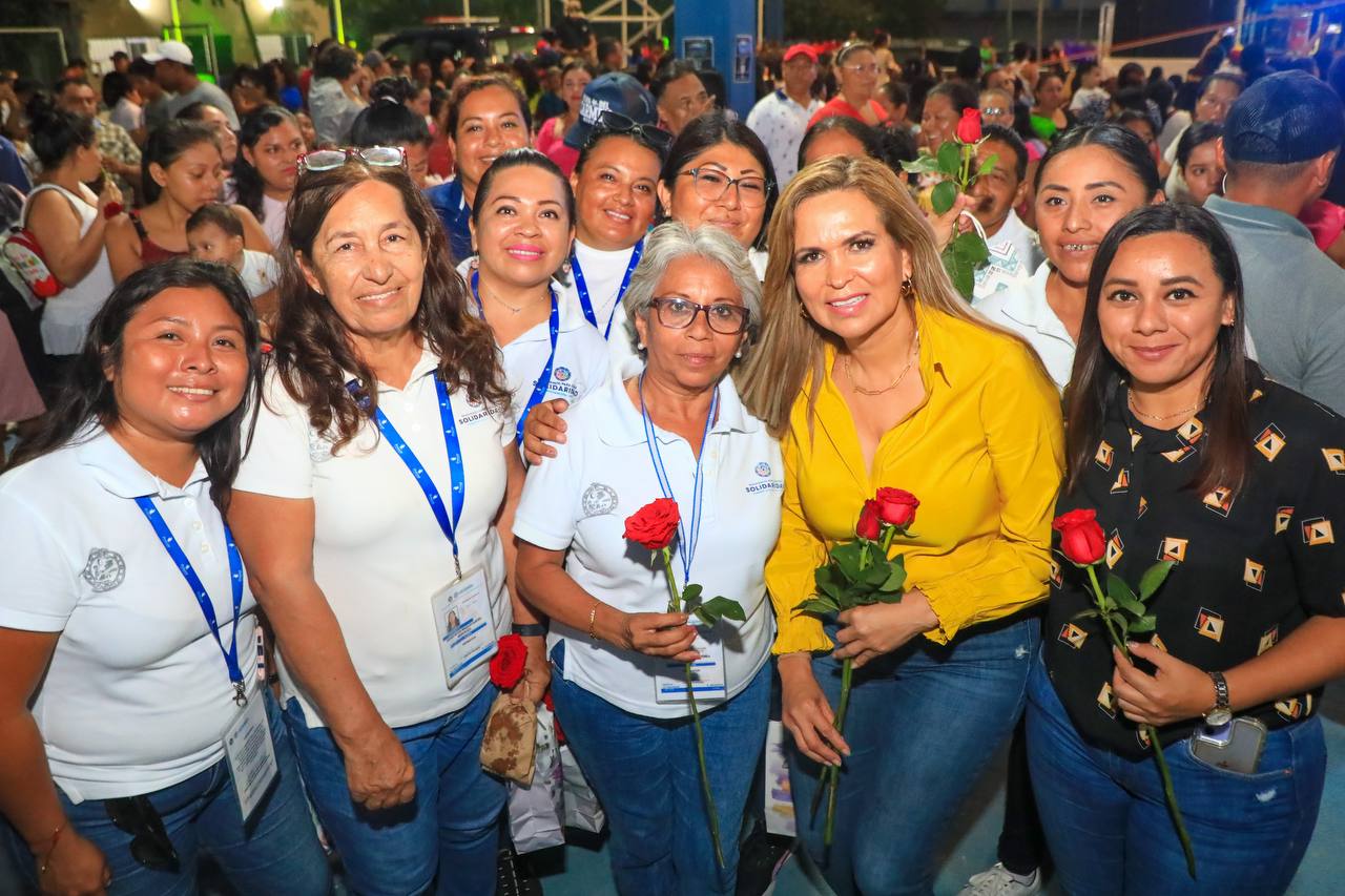 Lili Campos festeja con madres de Puerto Aventuras y Playa del Carmen