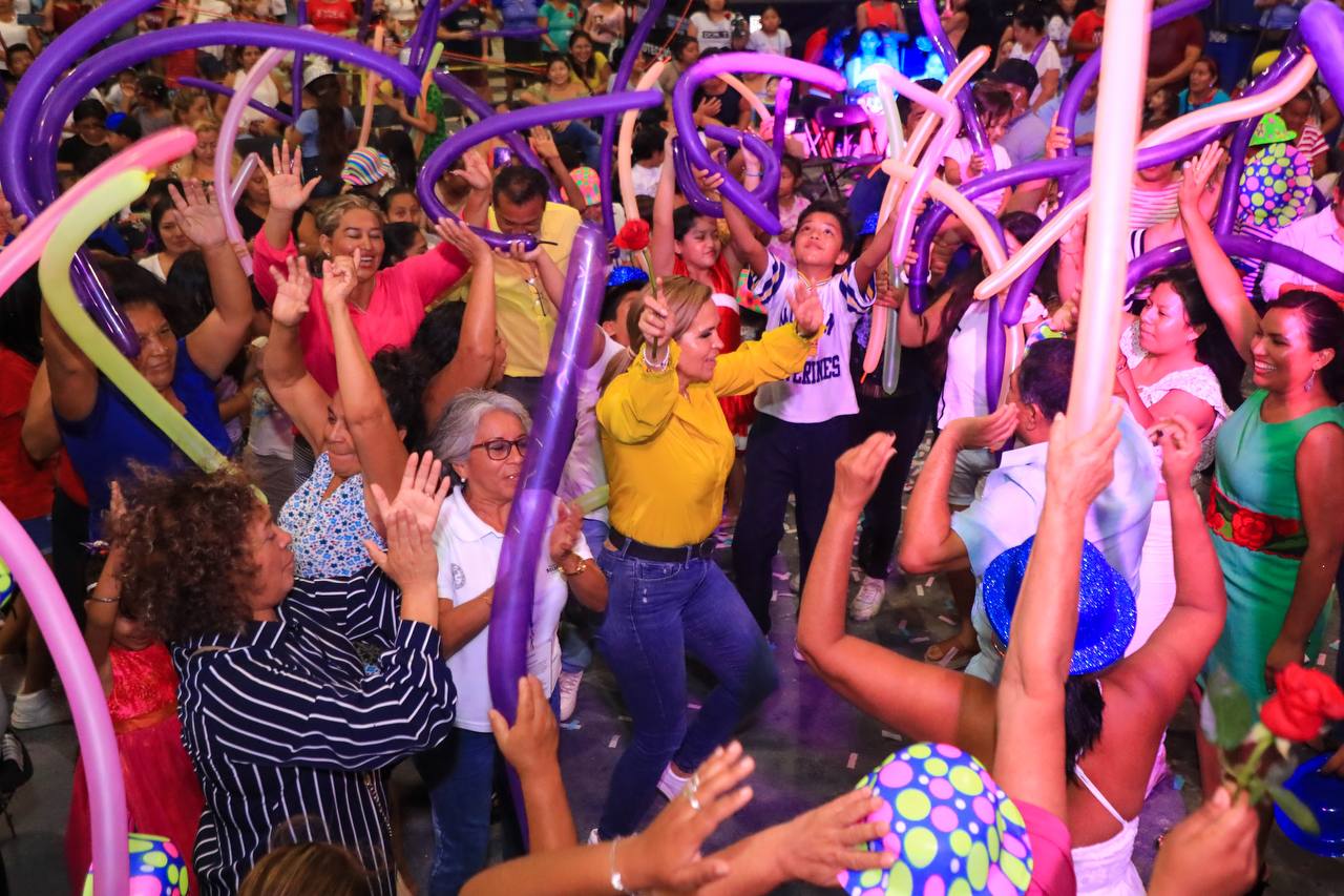 Lili Campos festeja con madres de Puerto Aventuras y Playa del Carmen