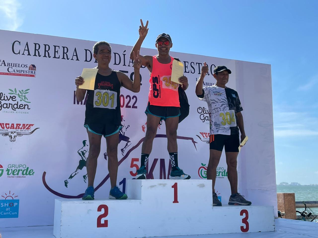 Lizbet Romero y Víctor Tinoco, ganadores de la segunda edición de la carrera por el "Día del Maestro"