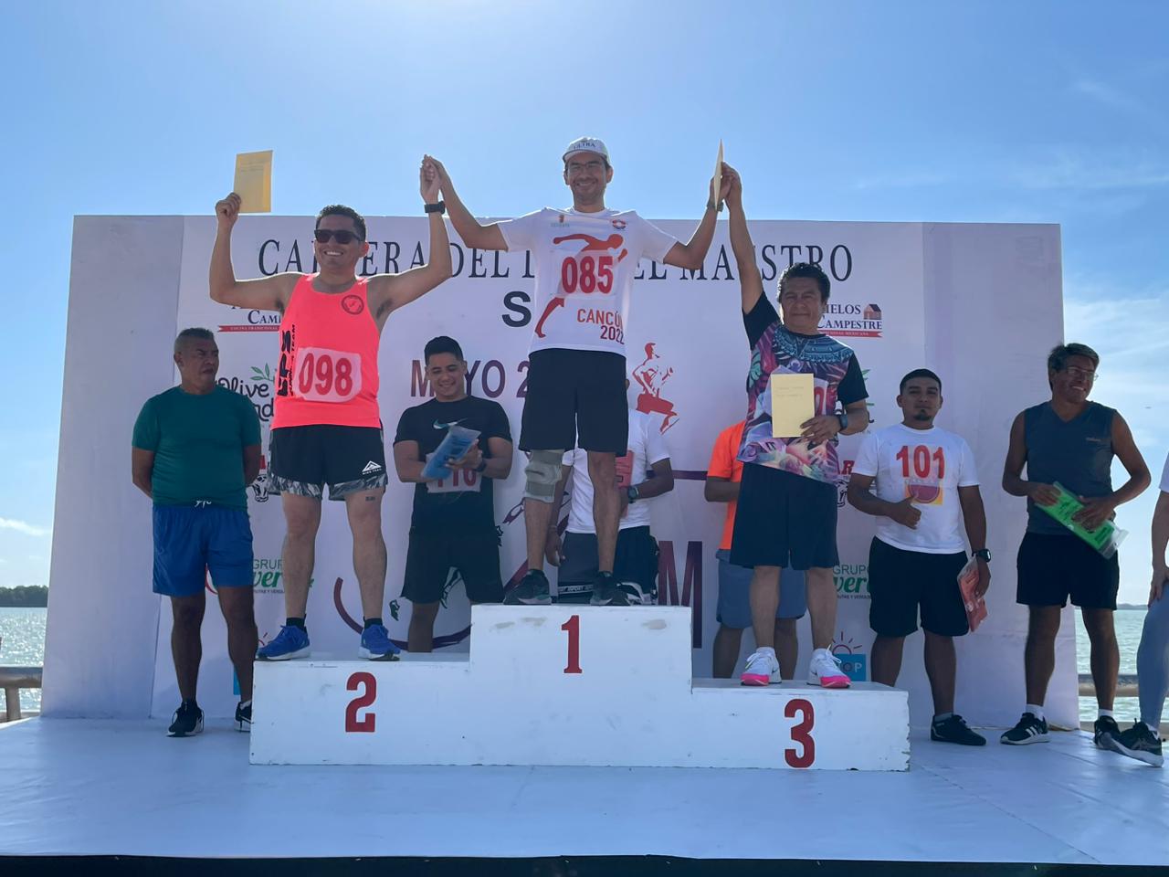 Lizbet Romero y Víctor Tinoco, ganadores de la segunda edición de la carrera por el "Día del Maestro"