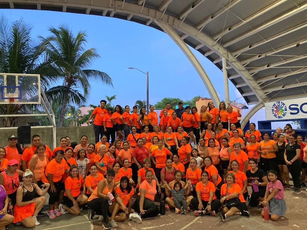 Conmemoran el Día Naranja con mega clase de baile fitness en Playa del Carmen