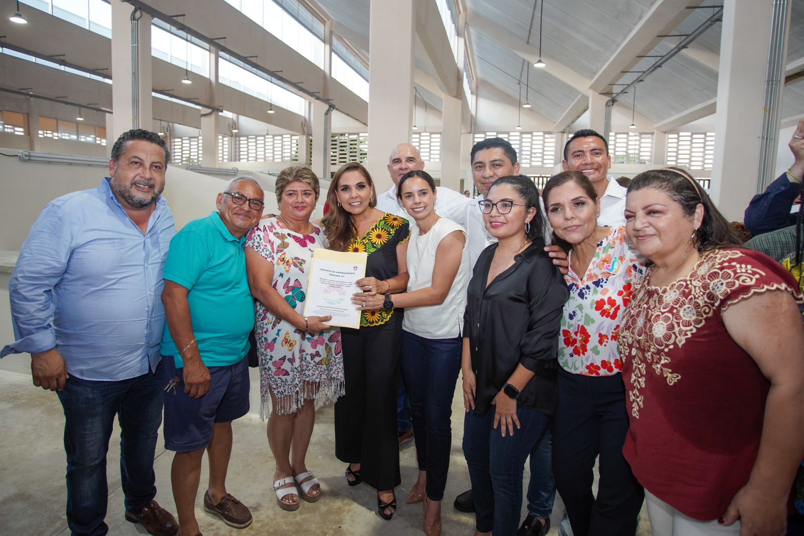 Entrega Mara Lezama contratos y llaves a locatarios de los mercados en la 101 y 259 de Cancún