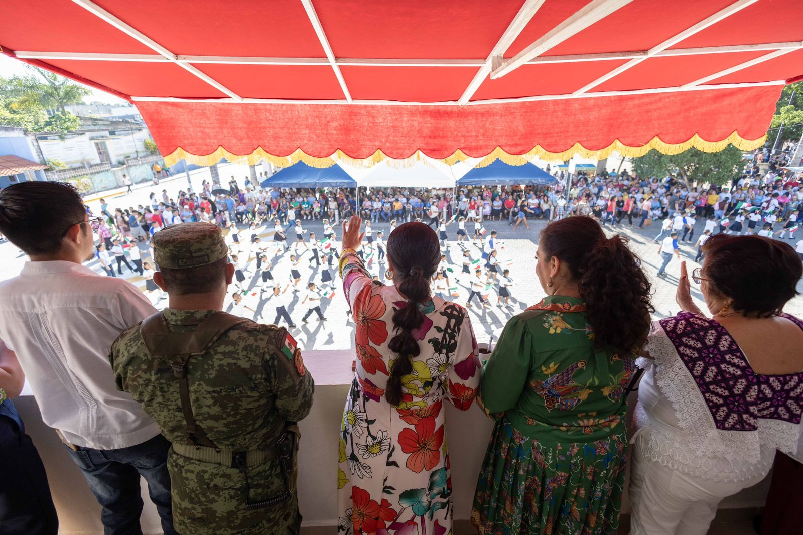 Mary Hernández atestigua desfile cívico por el CCXIII Aniversario por el Inicio de la Independencia de México