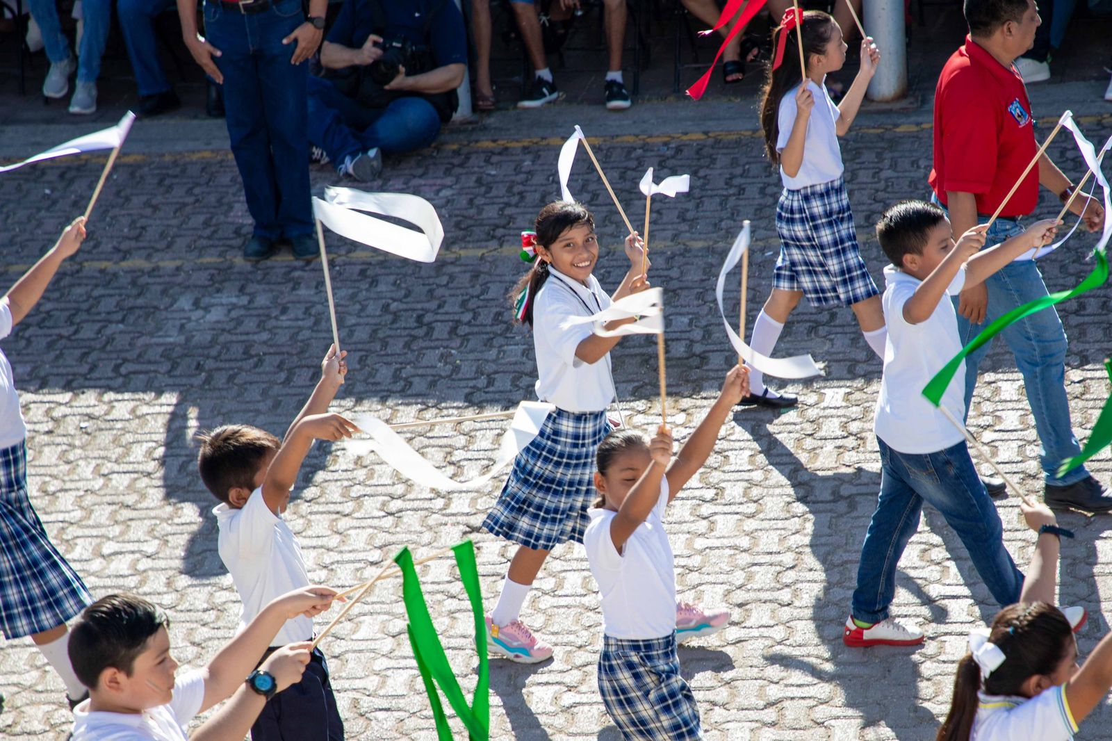 Mary Hernández atestigua desfile cívico por el CCXIII Aniversario por el Inicio de la Independencia de México