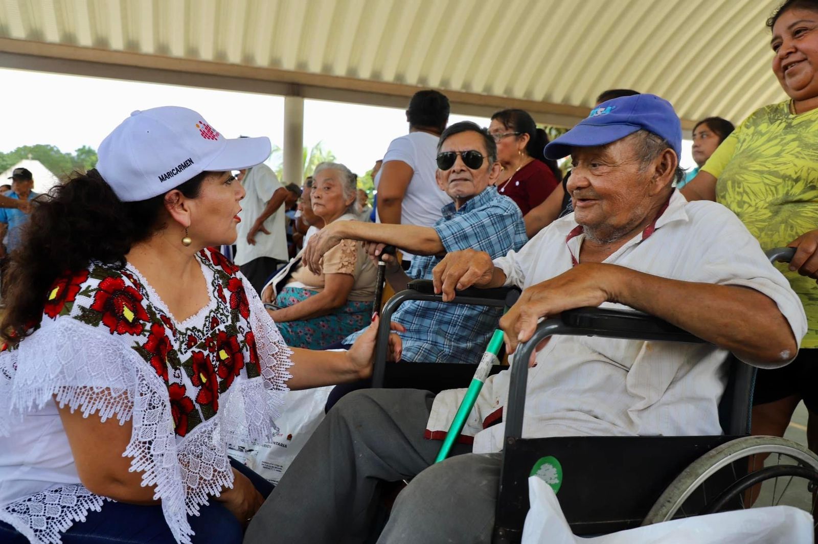 Abrazan con amor a los abuelitos de Felipe Carrillo Puerto