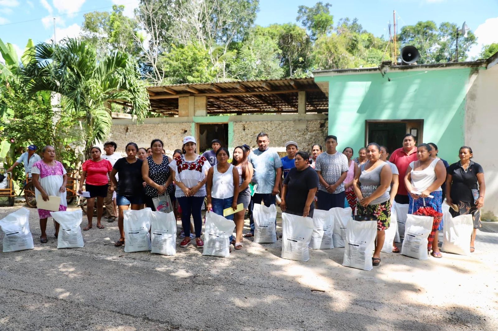 Abrazan con amor a los abuelitos de Felipe Carrillo Puerto