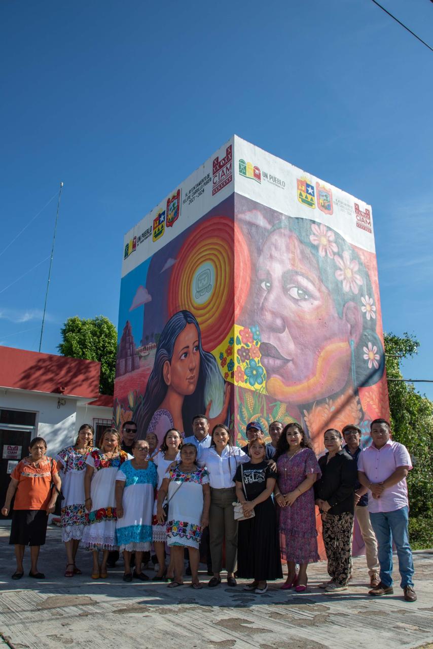 Mary Hernández inaugura mural permanente en honor a mujeres rurales