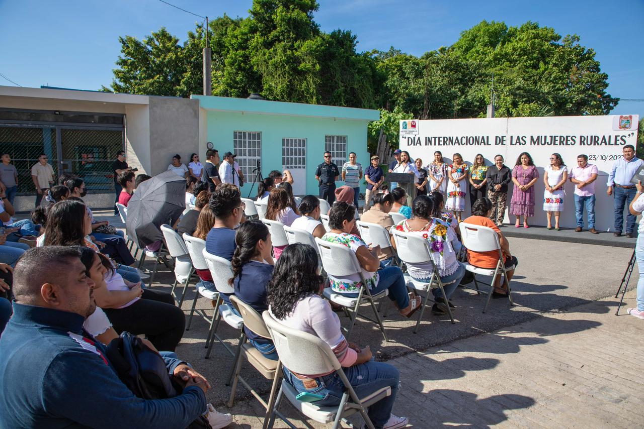 Mary Hernández inaugura mural permanente en honor a mujeres rurales