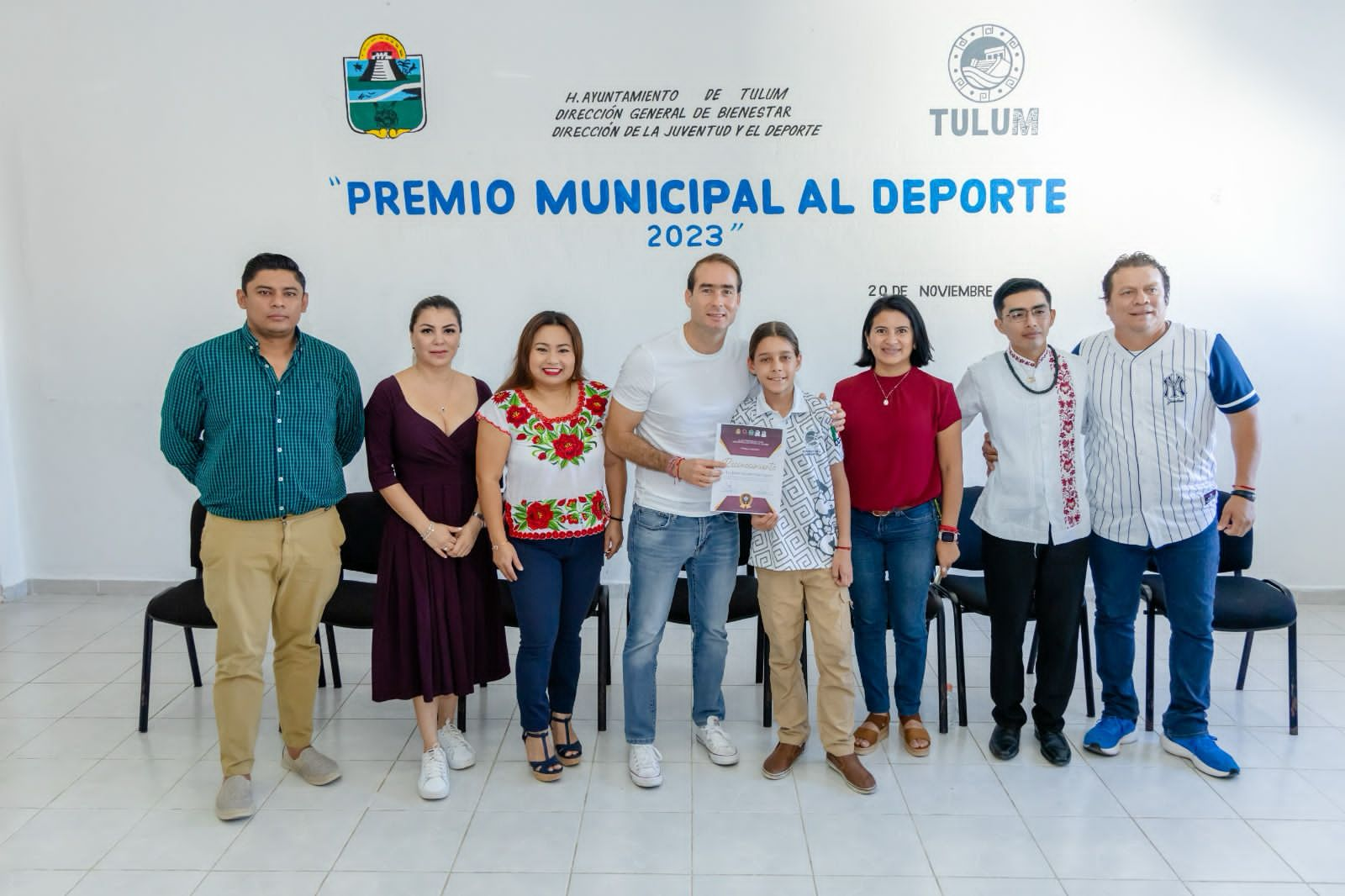 Diego Castañón entrega reconocimientos a destacados atletas de Tulum