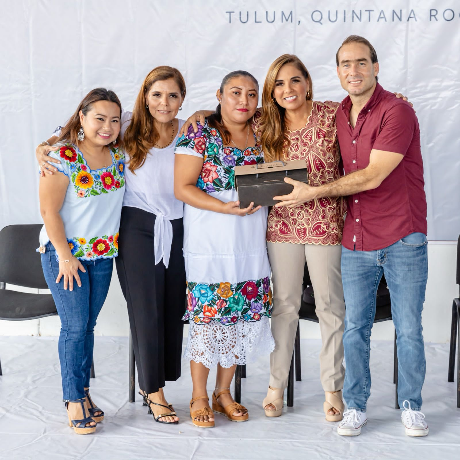 Mara y Diego transforman Vidas en Tulum: Entrega de Lentes y Zapatos Beneficia a Familias de Tulum