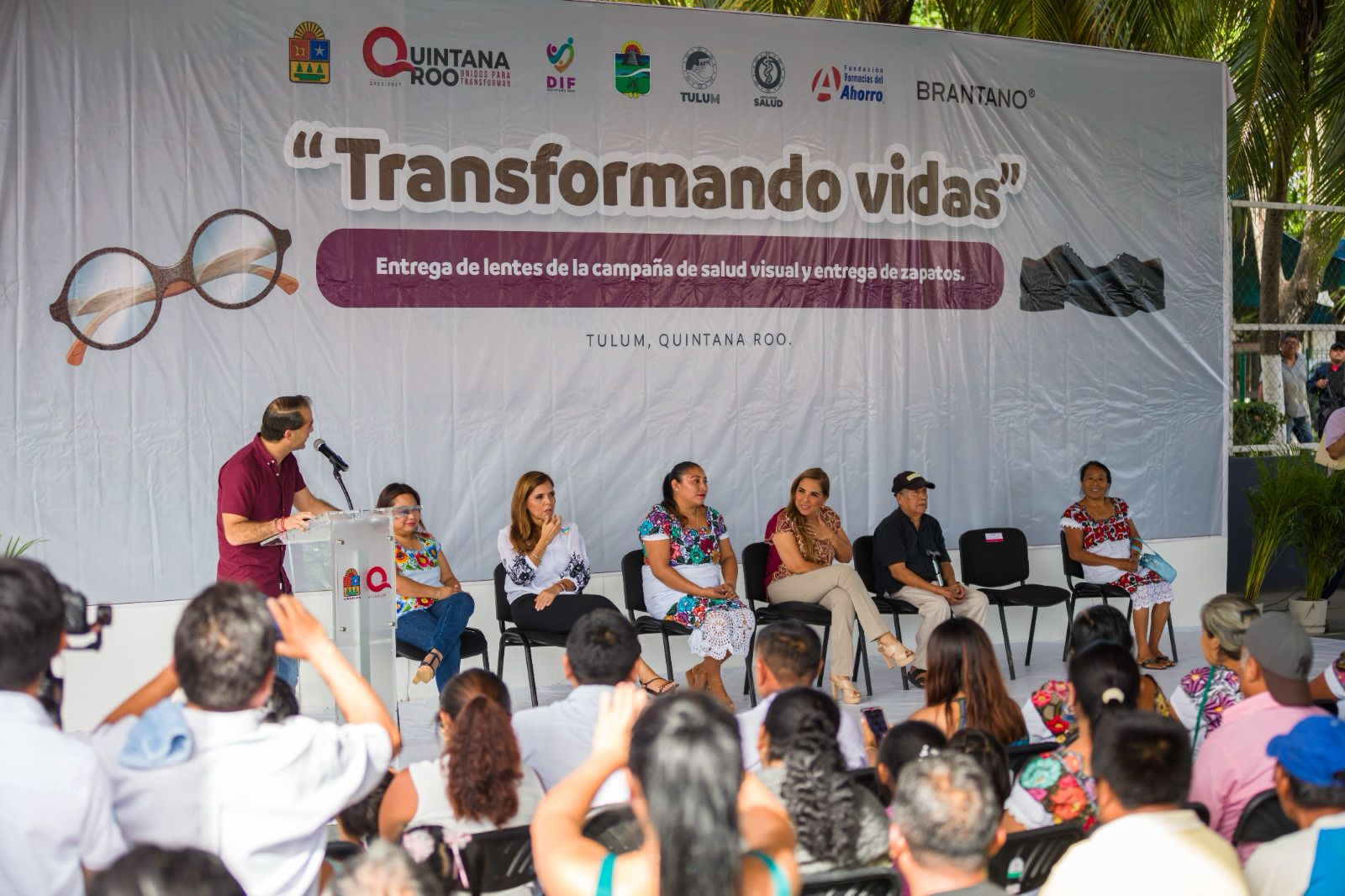 Mara y Diego transforman Vidas en Tulum: Entrega de Lentes y Zapatos Beneficia a Familias de Tulum