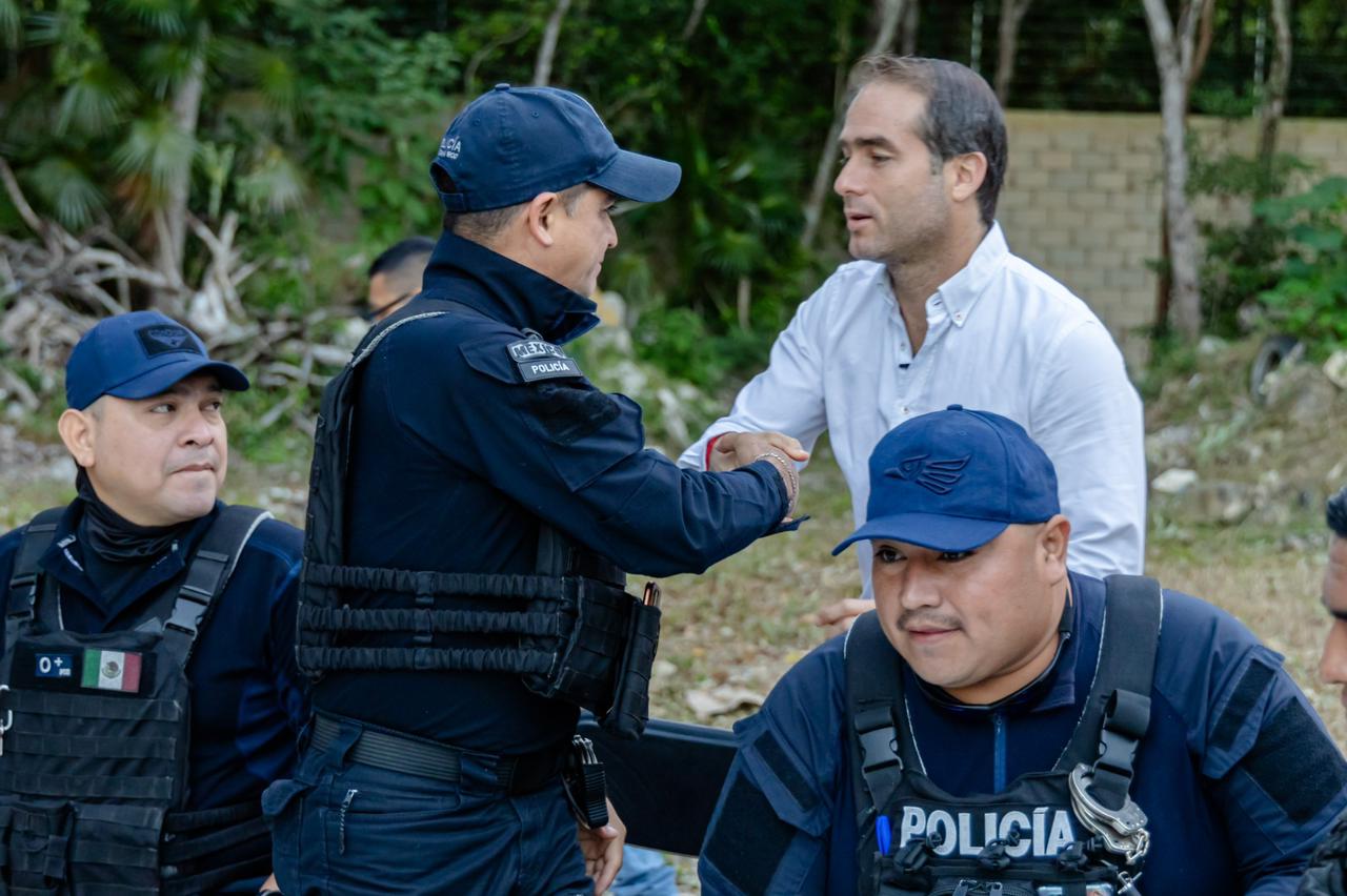 Diego Castañón Trejo reconoce a Policía del Año en Tulum