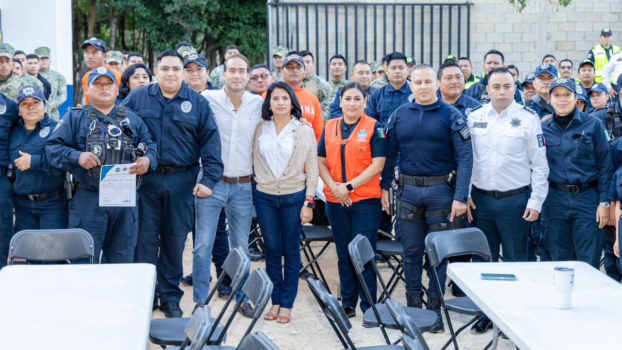 Diego Castañón Trejo reconoce a Policía del Año en Tulum