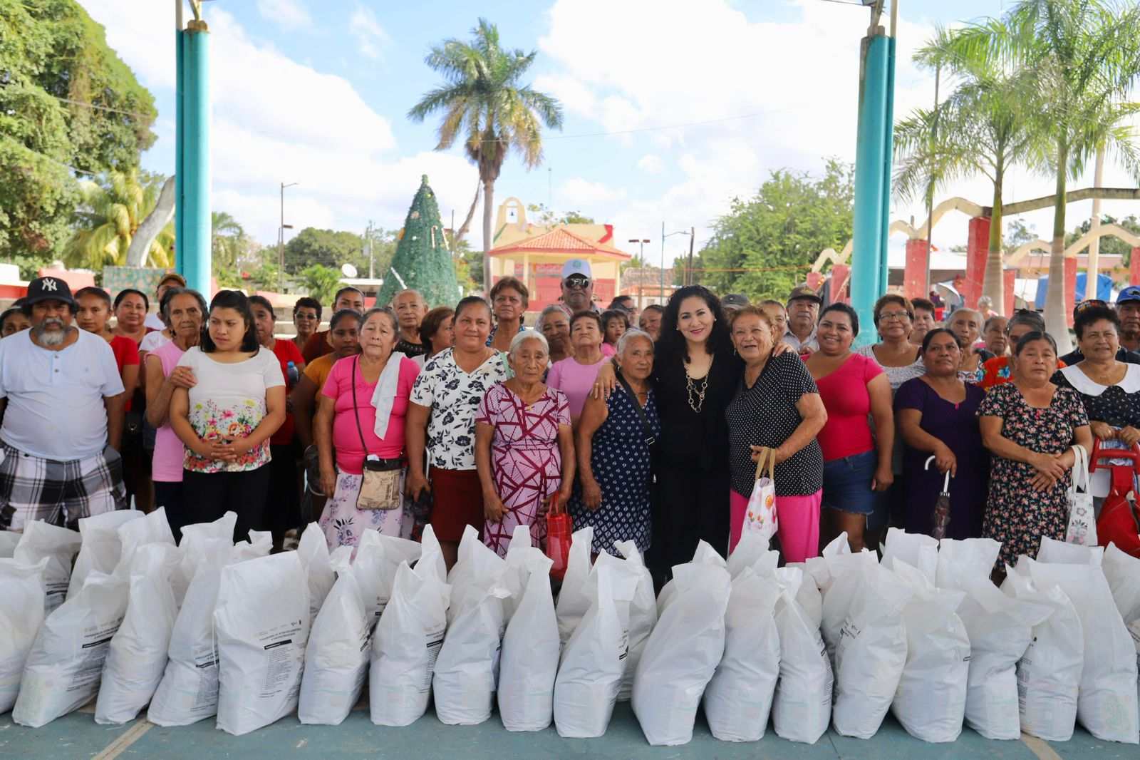 DIF-Felipe Carrillo Puerto entrega apoyos alimentarios en Noh Bec