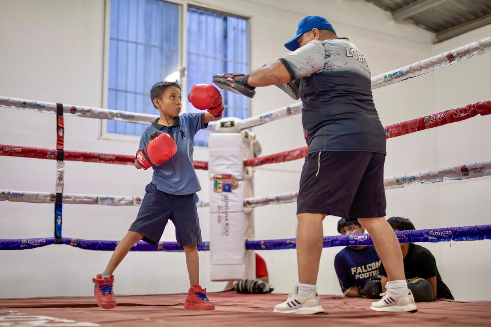 Mary Hernández impulsa el deporte en Felipe Carrillo Puerto con entrega de equipamiento de box