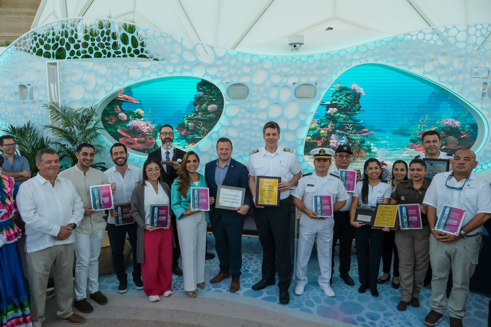 Recibe Mara Lezama al crucero más grande del mundo en Mahahual, Quintana Roo