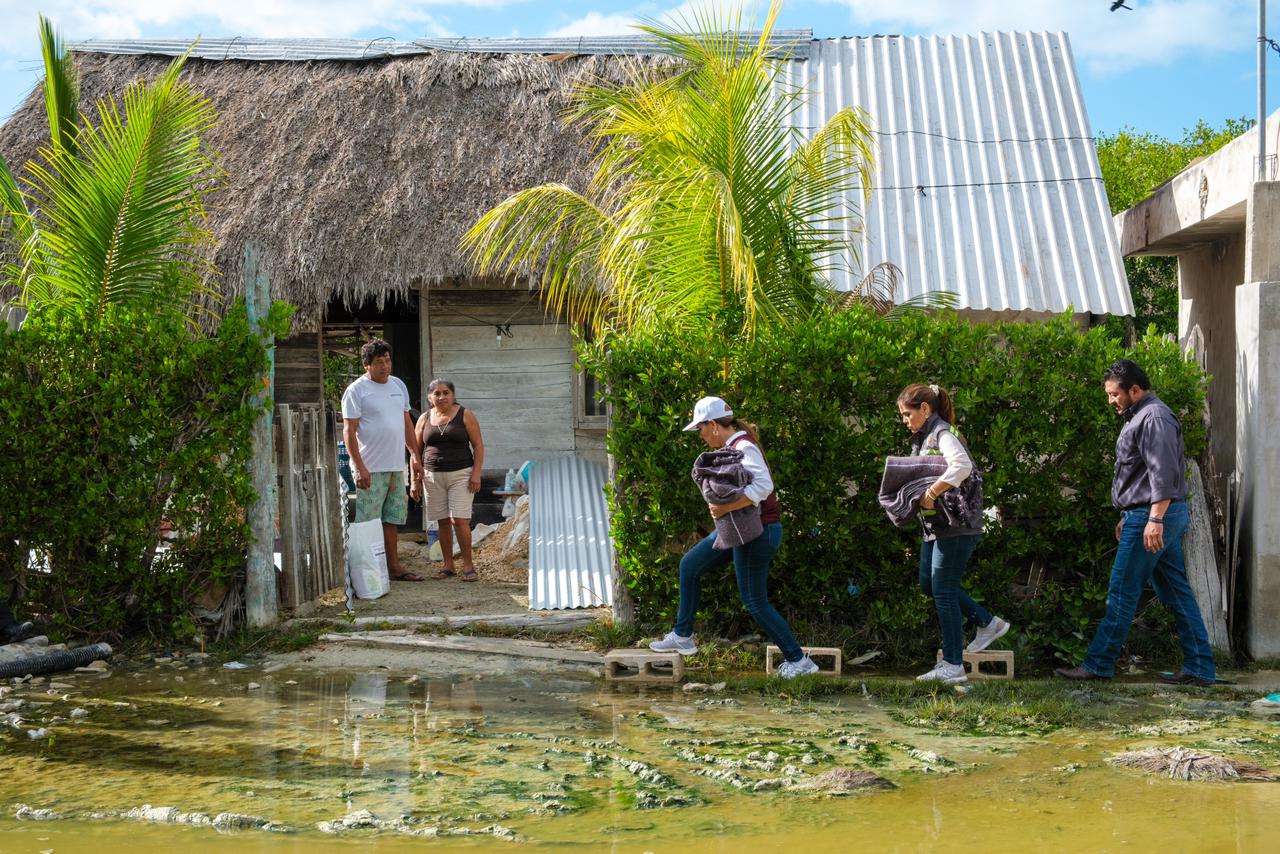 Supervisa Mara Lezama trabajos en Holbox tras frente frío