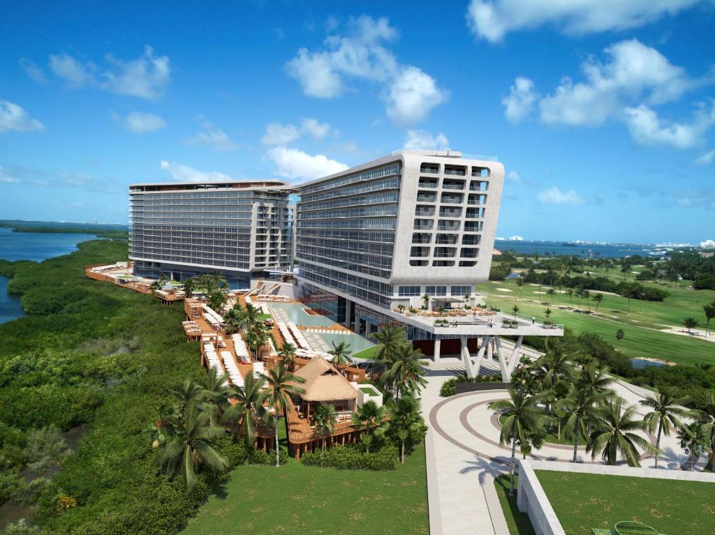 Hyatt Hotels Corporation anunció el lanzamiento de la marca Hyatt Vivid solo para adultos con la apertura de Hyatt Vivid Grand Island en Cancún, México. El moderno resort de solo suites ofrece un ambiente relajado con una variedad de experiencias enriquecedoras que complementan los exuberantes alrededores del resort. Este nuevo resort de Inclusive Collection de Hyatt marca el continuo crecimiento de la marca Hyatt en México con nuevas aperturas programadas para finales de este año.

“Hyatt ofrece marcas que satisfacen a visitantes y personas con membresía en cada ocasión de estadía y en todos los ámbitos de la vida. El debut de Hyatt Vivid Grand Island representa un nuevo y emocionante capítulo en la historia de Inclusive Collection”, dijo Melanie Benozich, vicepresidenta asociada de marketing y marca global. “La marca Hyatt Vivid le permite a Hyatt continuar entusiasmando a las personas alojadas y con membresía en más ocasiones y al mismo tiempo presentar el concepto todo incluido a nuevas personas viajeras que prefieren un ambiente informal. Estamos encantados de ver cómo la promesa de flexibilidad antes que la formalidad de la marca cobra vida por primera vez con la apertura de Hyatt Vivid Grand Island en Cancún”.

Ubicado a solo diez minutos de la famosa zona hotelera de Cancún y adyacente a Dreams Grand Island, cuya inauguración está programada para finales de este año, el diseño elevado y elegante del resort ofrece la combinación perfecta de diseño moderno que es a la vez acogedor y atractivo. El escenario está listo para disfrutar de momentos alegres, en el que las personas alojadas disfrutan de sabores locales con opciones culinarias para llevar, participan en experiencias auténticas y descubren el verdadero significado de la conexión, todo dentro de una comunidad cerrada.

«Estamos encantados de presentar el primer resort Hyatt Vivid en México», dijo Luis Miguel Ojeda, gerente general de Hyatt Vivid Grand Island. “Hyatt Vivid Grand Island atiende a las personas que viajan en busca de unas vacaciones sin presión donde puedan comer, vestirse, bailar, aprender y hacer lo que quieran, a su tiempo y manera. Estamos encantados de dar la bienvenida a las personas que nos visitan y con membresía a su nuevo hogar lejos del hogar”.