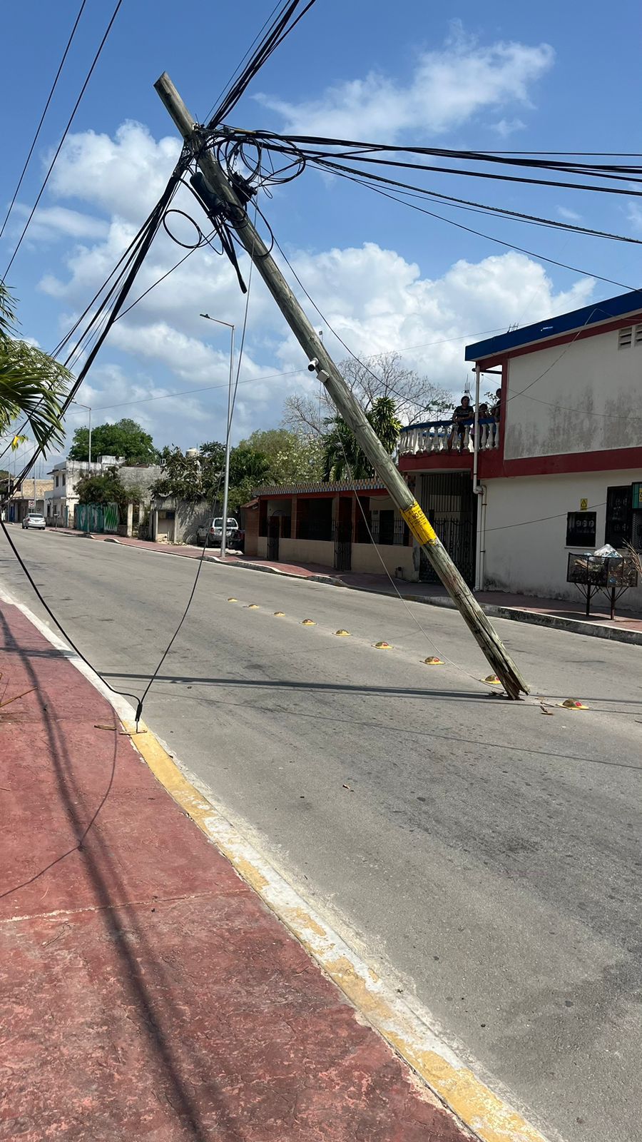 Atiende Protección Civil daños en Postes de la Colonia Centro