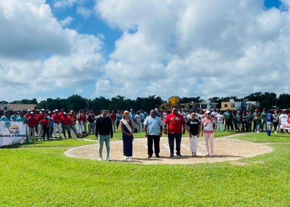 Lanza Chacón pelota inaugural de la Liga Municipal de Béisbol