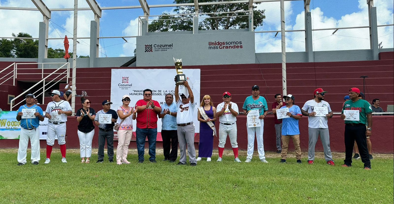 Lanza Chacón pelota inaugural de la Liga Municipal de Béisbol