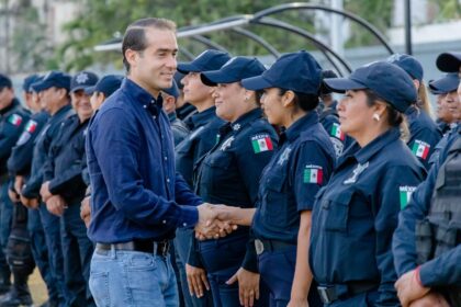 Diego Castañón entrega nuevos vehículos para brindar servicios de calidad a familias de Tulum