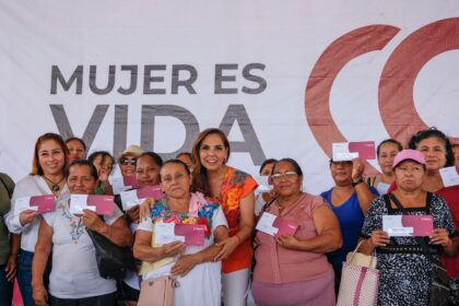 Entrega mano en mano Mara Lezama tarjetas “Mujer es Vida”