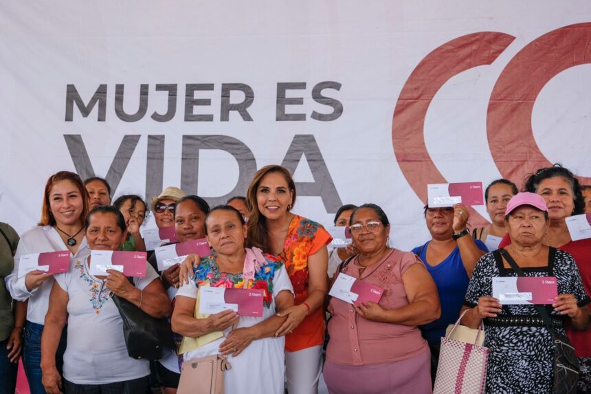 Entrega mano en mano Mara Lezama tarjetas “Mujer es Vida”