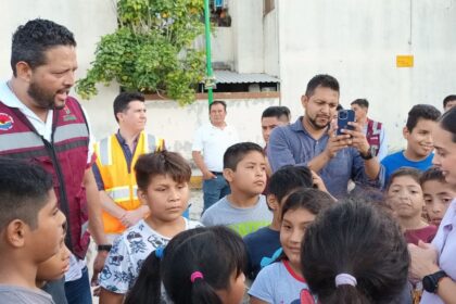 Supervisa Ana Paty Peralta con Alejandro Luna, el parque y las areas deportivas de Villas Otoch