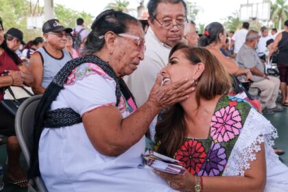 Mara Lezama entregó apoyos directos para transformar viviendas de familias cozumeleñas