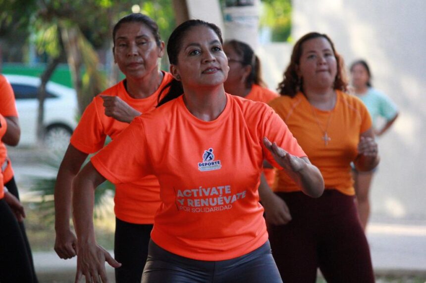 Conmemoran el Día Naranja con mega clase de baile fitness en Playa del Carmen.