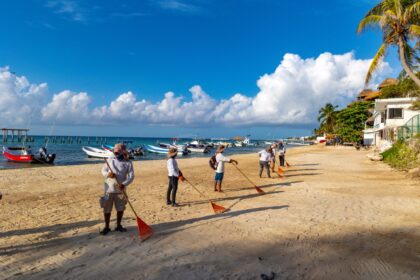 Gobierno de Solidaridad recupera playa "El Recodo" con arena de sargazo