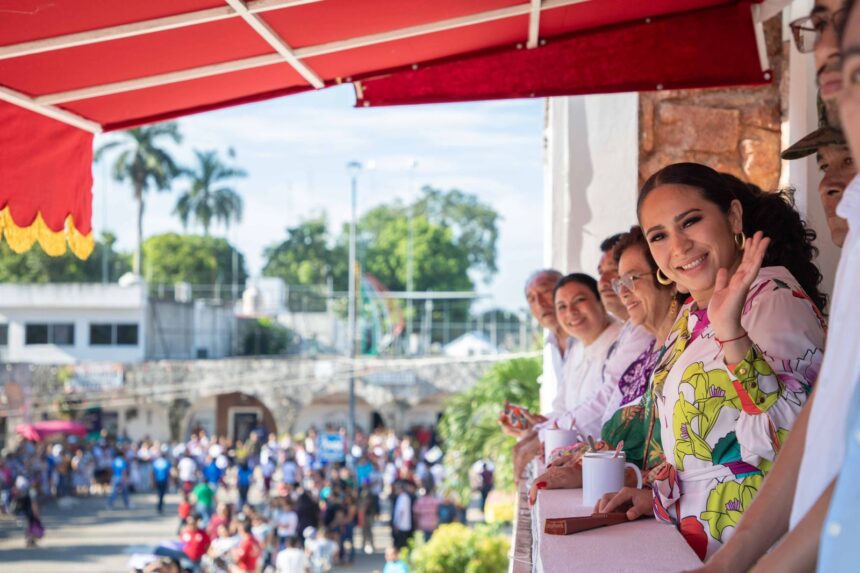 Mary Hernández atestigua desfile cívico por el CCXIII Aniversario por el Inicio de la Independencia de México