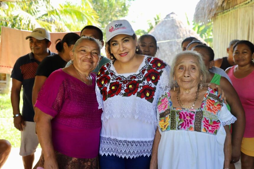 Abrazan con amor a los abuelitos de Felipe Carrillo Puerto