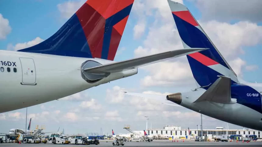 Delta y LATAM Airlines han presentado una campaña de marketing que está dando vida a los beneficios superiores para el cliente y la red de rutas de la asociación para los viajeros aéreos en todo el continente americano.   Desde que implementaron su asociación transformadora en 2022, las aerolíneas galardonadas han hecho que los viajes entre América del Norte y del Sur sean más fáciles y placenteros que nunca al expandir sus redes de rutas, optimizar sus horarios de vuelos y operaciones aeroportuarias y ofrecer a los viajeros un mejor acceso a 300 destinos en línea. los dos continentes. Es por eso que Delta y LATAM -al igual que los viajeros, sus seres queridos, amigos y destinos- se complementan y están “destinados a estar juntos”, como sugiere el eslogan de la campaña.   «Desde el inicio de nuestra colaboración con LATAM, hemos trabajado incansablemente para unir los dos continentes como nunca antes, conectando culturas y construyendo puentes entre las personas», dijo Alex Antilla, vicepresidente de Delta para América Latina. La campaña refleja nuestra visión compartida y nuestro compromiso de ofrecer experiencias excepcionales a nuestros clientes».  