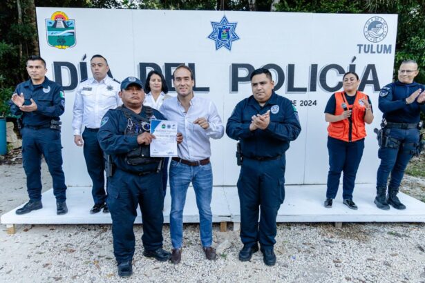 Diego Castañón Trejo reconoce a Policía del Año en Tulum