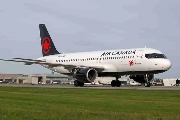 Air Canada da a conocer los resultados operativos correspondientes al 2023 en donde obtuvo resultados muy sólidos, cumpliendo sus principales objetivos financieros y prioridades estratégicas. Michael Rousseau, presidente y Consejero Delegado de Air Canada, declaró: “En el conjunto del año, obtuvimos unos ingresos de explotación récord de 21.800 millones de dólares, un 32% más que en 2022, ya que la demanda de viajes aéreos se mantuvo fuerte. Los ingresos de operación anuales fueron de 2.300 millones de dólares; una mejora de 2.500 millones con respecto al año anterior. Nuestro EBITDA ajustado fue de casi 4.000 millones de dólares; más del doble que en todo el año 2022″. Estos resultados son fruto de la gestión eficaz, el trabajo duro y el enfoque centrado en el cliente de todos los que forman Air Canada. Se transportaron de forma segura a más de 46 millones de pasajeros en 2023. Rousseau puntualizó que «la atención prestada a las mejoras operativas ha sido evidente, ya que, incluso con el crecimiento del tráfico y los continuos retos de la cadena de suministro, nuestras principales métricas operativas y la satisfacción de los clientes han mejorado año tras año». También hemos dado pasos importantes a lo largo del año para poder seguir obteniendo resultados consistentes, ya que seguimos firmemente comprometidos con nuestro plan y con la mejora de nuestro nivel de servicio al cliente, la mejora de nuestra fiabilidad operativa, la ampliación estratégica de nuestros centros de operaciones clave y de nuestra red, y el crecimiento rentable.