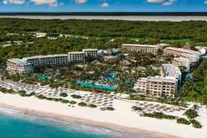 Hyatt Hotels Corporation anunció la apertura de Secrets Playa Blanca Costa Mujeres, la más reciente incorporación de Inclusive Collection, parte de World of Hyatt que abre en México. El resort de 507 habitaciones sólo para personas adultas fortalece aún más el portafolio de ocio de Hyatt en todo el Caribe mexicano.   Situado en una apartada franja de esta idílica costa, conocida por su extensa y prístina playa de arena blanca, las personas que visitan Secrets Playa Blanca Costa Mujeres dan sus primeros pasos en la propiedad sobre pasillos adoquinados y rodeados de instalaciones de agua y fuego para ser bienvenidas en el lobby al aire libre del segundo piso y su gran arco construido con materiales naturales en tonos tierra. Las personas alojadas pueden optar por disfrutar en la propiedad o explorar la ciudad, con sólo un corto trayecto en ferry a la cercana isla de Isla Mujeres y al Parque Nacional de Isla Contoy, uno de los parques protegidos de México, que ofrece una de las experiencias más fascinantes en el Caribe mexicano, incluido el buceo en arrecifes. También muy cerca se encuentra el centro comercial Puerto Cancún y el campo de golf Playa Mujeres, un campo de 18 hoyos con el sello de Greg Norman que cuenta con excepcionales vistas al océano y al trópico.     “​​Nos enorgullece enormemente consolidar aún más la posición de Inclusive Collection en México con el debut de Secrets Playa Blanca Costa Mujeres», afirmó Erik van der Kaaij, director general de Secrets Playa Blanca Costa Mujeres. «A las personas que nos visitan les ofrecemos una impresionante vista y la atmósfera romántica que esperan en un resort de Secrets, a la vez que nos diferenciamos con nuestra ubicación aislada, que proporciona un ambiente sereno de relajación sin renunciar a las oportunidades de aventurarse fuera de la propiedad, con una gran cantidad de opciones cercanas para explorar algunas de las joyas ocultas de México”.   Con una apertura en tres fases durante los próximos seis meses, las personas alojadas pueden esperar que el spa, el gimnasio y el teatro estén completamente operativos para junio de 2024.  