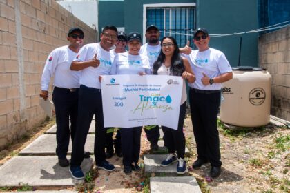 Aguakan entrega el tinaco de agua numero 300 a familias de Cancún