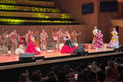 Edith Encalada rindió homenaje al Divo de Juárez