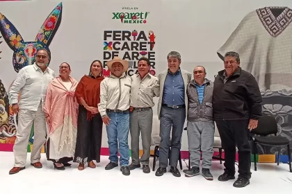 La Primera Feria Xcaret de Arte Popular Mexicano se llevará a cabo del 19 al 22 de septiembre en el Parque Xcaret. Este evento es un esfuerzo por preservar el patrimonio cultural mexicano y generar empleo, con 1.4 millones de empleos relacionados con el arte popular en México. Durante la feria, maestros artesanos y artesanas no pagarán cuota de inscripción y recibirán el 100% de las ventas de sus obras. Además, se les brindarán asesorías en temas financieros, legales y de manejo de redes sociales para encontrar nuevos modelos de negocio. Grupo Xcaret anunció la Primera Feria Xcaret de Arte Popular Mexicano en una transmisión en vivo desde la Ciudad de México, enlazada con el Parque Xcaret, la sede del evento. Más de 280 artesanos reconocidos y emergentes exhibirán sus obras durante estos días. El evento contó con la participación de representantes del Gobierno de Quintana Roo y artesanos como Bernardo Camacho Quiroz, experto en cerámica de barro vidriado; Hermilo López, fabricante de rebozos en telar de pedal; Leonardo Linares, creador de alebrijes; y René Ángeles Navarro, especializado en incrustaciones de madera. Patricio Chaves Zaldumbide, experto en ciencias sociales y patrimonio cultural, moderó el panel. En el Parque Xcaret, otro panel incluyó a José Bernardo Ek Wicab, artesano de sombreros Jipijapa, y Cornelio Torres Rodríguez, tallador de madera. Carlos Serrano, coordinador de patrimonio cultural de Grupo Xcaret, fue el moderador.