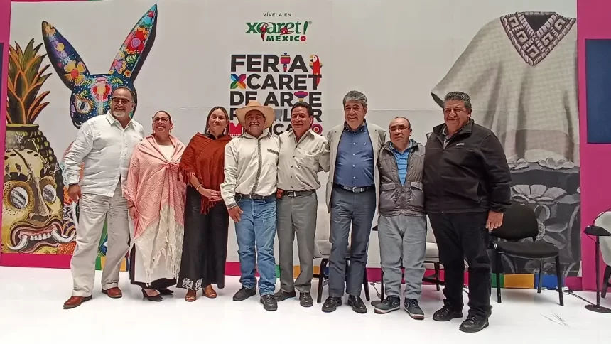 La Primera Feria Xcaret de Arte Popular Mexicano se llevará a cabo del 19 al 22 de septiembre en el Parque Xcaret. Este evento es un esfuerzo por preservar el patrimonio cultural mexicano y generar empleo, con 1.4 millones de empleos relacionados con el arte popular en México. Durante la feria, maestros artesanos y artesanas no pagarán cuota de inscripción y recibirán el 100% de las ventas de sus obras. Además, se les brindarán asesorías en temas financieros, legales y de manejo de redes sociales para encontrar nuevos modelos de negocio. Grupo Xcaret anunció la Primera Feria Xcaret de Arte Popular Mexicano en una transmisión en vivo desde la Ciudad de México, enlazada con el Parque Xcaret, la sede del evento. Más de 280 artesanos reconocidos y emergentes exhibirán sus obras durante estos días. El evento contó con la participación de representantes del Gobierno de Quintana Roo y artesanos como Bernardo Camacho Quiroz, experto en cerámica de barro vidriado; Hermilo López, fabricante de rebozos en telar de pedal; Leonardo Linares, creador de alebrijes; y René Ángeles Navarro, especializado en incrustaciones de madera. Patricio Chaves Zaldumbide, experto en ciencias sociales y patrimonio cultural, moderó el panel. En el Parque Xcaret, otro panel incluyó a José Bernardo Ek Wicab, artesano de sombreros Jipijapa, y Cornelio Torres Rodríguez, tallador de madera. Carlos Serrano, coordinador de patrimonio cultural de Grupo Xcaret, fue el moderador.