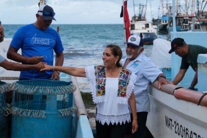 Entrega Mara Lezama tarjetas electrónicas del programa “Apoyo en veda para los Pescadores”