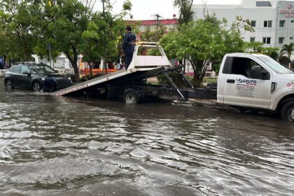 Se activan el número 984-142-4827 para atención directa de la población para apoyo de grúa en caso de que su vehículo se encuentre en zona anegada o inundada El número 998-397-0021 estará activo para reportar o localizar placas extraviadas Cancún. – El Instituto de Movilidad de Quintana Roo (IMOVEQROO) informa a la ciudadanía que activa de manera permanente dos números de atención al público para apoyo a conductores de vehículos, combis, camiones y todo transporte terrestre que requiera de grúas para trasladarlos a zonas secas ante posibles encharcamientos y anegaciones. El director general de IMOVEQROO, Rodrigo Alcázar Urrutia, informó que el operativo tormenta se encuentra activo y con ello los números de emergencia disponibles para auxiliar a la ciudadanía. Tendremos dos líneas activas una para auxiliar a la población. Para los automovilistas que se encuentren en zonas anegadas o encharcadas o de difícil acceso, se tiene el siguiente número de atención 984-142-4827. Para aquellos que tras la contingencia hidrometeorológica de Beryl hayan extraviado sus placas, se pone a disposición la línea 998-397-0021. Para la entrega, deberán presentar su tarjeta de circulación para comprobar la propiedad de estas y una identificación oficial de la persona que la recogerá. Ambos servicios, son completamente gratuitos y al servicio de la comunidad como lo informó la gobernadora de Quintana Roo, Mara Lezama. Cabe señalar que se tendrán disponibles más de 40 grúas que atiendan a la población en todo el estado como parte de las acciones del Operativo Tormenta del IMOVEQROO. El Instituto responde a las acciones inmediatas que coordina Protección Civil e invita a la población mantenerse informada a través las redes sociales y de los canales oficiales de emergencia respecto a las alertas que se emitan y resguardarse en sus casas para evitar cualquier incidente en donde además de poner en riesgo su vida, el patrimonio se vea afectado. La seguridad de todos es nuestra prioridad.