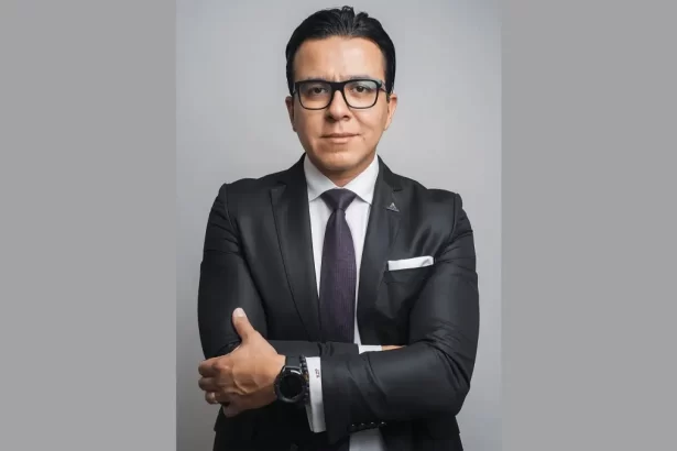 Accor ha designado a Jorge Zaragoza como nuevo director de Desarrollo para México, América Central y el Caribe. Desde la Ciudad de México, Zaragoza liderará la expansión y desarrollo de las marcas Premium, Midscale y Economy de Accor en la región. Nueva estrategia de desarrollo de Accor El nombramiento de Zaragoza refuerza el compromiso de Accor con el crecimiento estratégico en mercados clave. Zaragoza, con casi dos décadas de experiencia en la industria hotelera, se enfocará en identificar oportunidades de inversión y mejorar el rendimiento de las propiedades existentes. Este esfuerzo permitirá a Accor consolidar su presencia en México, América Central y el Caribe. Zaragoza reportará directamente a Luis Mirabelli, VP Development Hispanic America & Caribbean, Premium Midscale & Economy Division. La experiencia y conocimientos de Zaragoza en áreas operativas, ventas y gestión serán esenciales para fortalecer la expansión de Accor en la región.