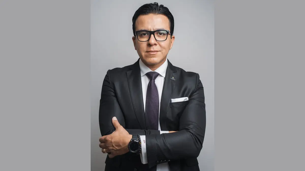 Accor ha designado a Jorge Zaragoza como nuevo director de Desarrollo para México, América Central y el Caribe. Desde la Ciudad de México, Zaragoza liderará la expansión y desarrollo de las marcas Premium, Midscale y Economy de Accor en la región. Nueva estrategia de desarrollo de Accor El nombramiento de Zaragoza refuerza el compromiso de Accor con el crecimiento estratégico en mercados clave. Zaragoza, con casi dos décadas de experiencia en la industria hotelera, se enfocará en identificar oportunidades de inversión y mejorar el rendimiento de las propiedades existentes. Este esfuerzo permitirá a Accor consolidar su presencia en México, América Central y el Caribe. Zaragoza reportará directamente a Luis Mirabelli, VP Development Hispanic America & Caribbean, Premium Midscale & Economy Division. La experiencia y conocimientos de Zaragoza en áreas operativas, ventas y gestión serán esenciales para fortalecer la expansión de Accor en la región.