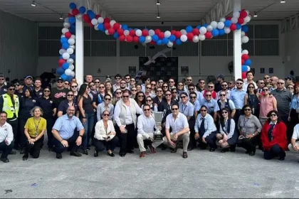 American Airlines celebró la octava edición de su Customer Cup en Cancún, México. Durante el segundo trimestre de 2024, el equipo de la aerolínea en Cancún fue reconocido por su destacado desempeño en servicio al cliente. Este premio refleja la eficiencia en manejo de maletas, puntualidad en salidas, turnos efectivos y la positiva retroalimentación de los clientes. American Airlines y su sólido desempeño en Cancún José A. Freig, vicepresidente de Operaciones Internacionales de American Airlines, destacó la importancia de este reconocimiento para el equipo en Cancún. Subrayó que el premio es un reflejo del esfuerzo y compromiso de todos los miembros para mantener un excelente servicio en esta importante estación internacional. La aerolínea logró sólidos resultados operativos en Cancún, mostrando capacidad de adaptación ante desafíos operativos. A pesar de tormentas en mayo y junio que afectaron varios centros de operaciones, la aerolínea mantuvo un alto nivel de desempeño. Durante la temporada de verano, American Airlines continuó ofreciendo hasta 137 vuelos semanales a Cancún.