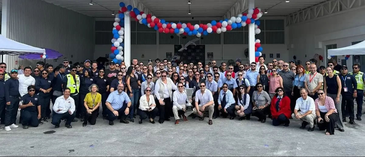 American Airlines celebró la octava edición de su Customer Cup en Cancún, México. Durante el segundo trimestre de 2024, el equipo de la aerolínea en Cancún fue reconocido por su destacado desempeño en servicio al cliente. Este premio refleja la eficiencia en manejo de maletas, puntualidad en salidas, turnos efectivos y la positiva retroalimentación de los clientes. American Airlines y su sólido desempeño en Cancún José A. Freig, vicepresidente de Operaciones Internacionales de American Airlines, destacó la importancia de este reconocimiento para el equipo en Cancún. Subrayó que el premio es un reflejo del esfuerzo y compromiso de todos los miembros para mantener un excelente servicio en esta importante estación internacional. La aerolínea logró sólidos resultados operativos en Cancún, mostrando capacidad de adaptación ante desafíos operativos. A pesar de tormentas en mayo y junio que afectaron varios centros de operaciones, la aerolínea mantuvo un alto nivel de desempeño. Durante la temporada de verano, American Airlines continuó ofreciendo hasta 137 vuelos semanales a Cancún.