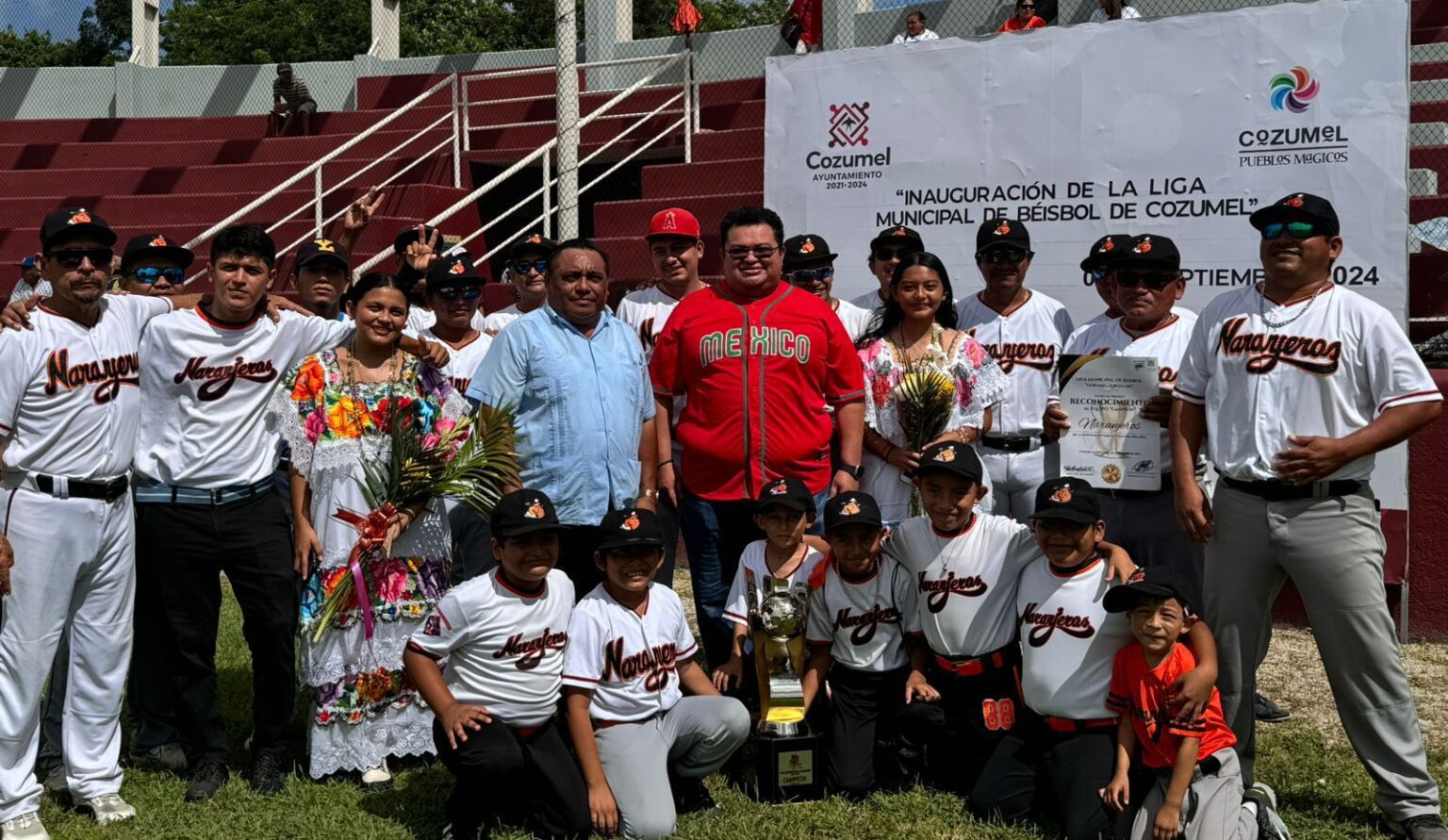 Lanza Chacón pelota inaugural de la Liga Municipal de Béisbol